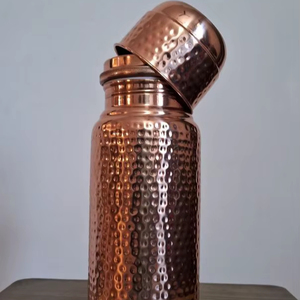 Bouteille d'hydratation en cuivre pour les besoins quotidiens en eau, réutilisable, écologique, en métal, conçue pour une hydratation saine et propre. - Product Image 1