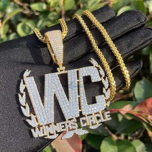 จี้เพชรโมอิสซาไนต์ทรงวงกลม WC Winners Circle ชุบทองคำขาว 18K พร้อมจี้ตัวอักษร ดีไซน์หรูหรา สไตล์ฮิปฮอป ประดับเพชรเต็มตัว จี้ตัวอักษรสั่งทำได้ - Product Image 3