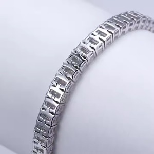 Bracelet tennis en diamants de qualité supérieure pour femmes, accessoire de joaillerie fine pour mariages, anniversaires, fêtes, disponible à la vente - Product Image 4