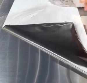 Film en rouleau souple noir et blanc en PE avec logo personnalisé imprimé pour la protection des appareils électroniques et des surfaces en acier inoxydable/métal - Product Image 2