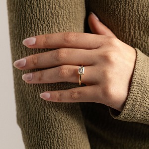Anillo de compromiso de diamantes con corte esmeralda en oro sólido de 14k con diamantes laterales, estilo moderno, certificado IGI, para mujer - Product Image 4