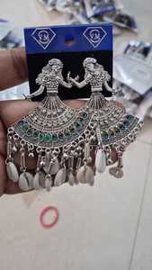 Boucles d'oreilles pendantes tribales indiennes en argent oxydé plaqué, avec motif plume de paon et coquillages - Product Image 3