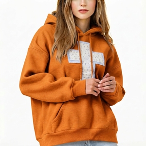 Sudadera con capucha y bolsillo para mujer, naranja, con apliques de letras y diseño patchwork, hombros caídos - Product Image 1
