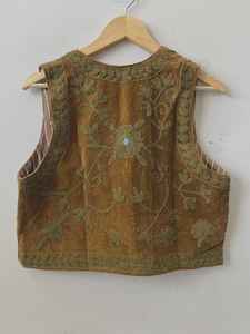 Chaleco étnico de terciopelo Suzani, bordado a mano, estilo bohemio, sin mangas, chaleco llamativo, regalo para ella, prenda exterior bohemia, chaleco para usar en capas. - Product Image 3