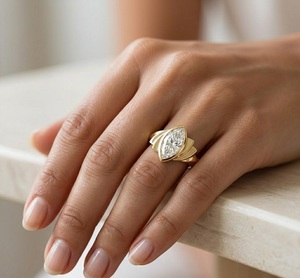 Bague de fiançailles en or 14 carats avec diamant de laboratoire taille marquise, style Mid-Century Modern, bague solitaire audacieuse, bague signet sculpturale à sertissage bypass - Product Image 3