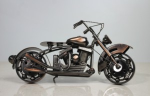 Modèle de moto chopper moderne en métal artisanal NIRMALA |   Sculpture de vélo en fer de récupération industrielle, décoration de table, cadeaux B2B - Product Image 6