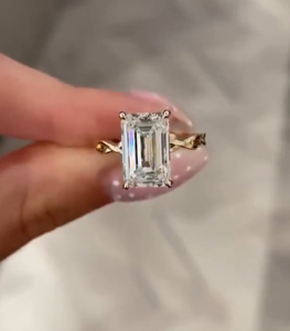 Anillo de Cristal Transparente con Corte Esmeralda de 4.0 Ct, Anillo de Compromiso de Lujo de Oro Amarillo de 14K para Mujer, Banda Trenzada, Anillo Nupcial Personalizado - Product Image 1