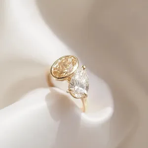 Anillo Toi et Moi con Diamantes de Corte Oval y Pera en Oro Amarillo Sólido con Engaste Moderno Asimétrico de Dos Piedras y un Regalo Exquisito - Product Image 4
