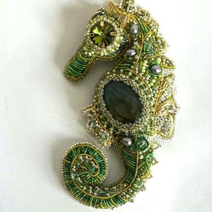 Broche artisanale haut de gamme brodée de perles, bijou artistique unique et portable - Product Image 5