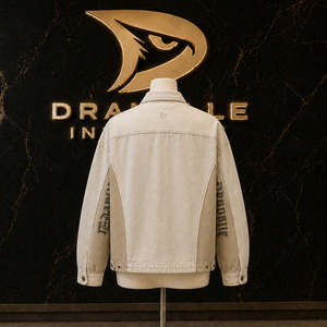 Veste en jean bleu délavé avec rivets en laiton et insignes cousus, coupe ample, style rétro années 90, unisexe, type shacket - Product Image 2