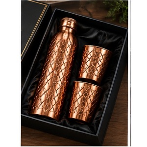 Ensemble de bouteilles d'eau en cuivre avec deux tasses, finition martelée, design moderne et luxueux, ensemble cadeau d'affaires portable - Product Image 1