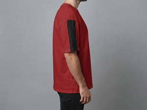 เสื้อยืดผู้ชายสีแดง แขนสั้น คอกลม ผ้าเจอร์ซีย์ถัก 100% คอตตอน ทรงโอเวอร์ไซส์ เป็นมิตรกับสิ่งแวดล้อม ระบายอากาศได้ดี สไตล์ไฮสตรีท - Product Image 3