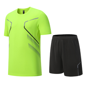 เสื้อยืดคอกลมสีขาวสำหรับผู้ชาย กางเกงขาสั้นสีดำ ชุดวิ่ง 2 ชิ้น แห้งเร็ว ผ้าโพลีเอสเตอร์ ชุดกีฬาคุณภาพสูง ตัดเย็บแบบคอนทราสต์ - Product Image 4