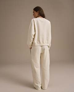 Ensemble de survêtement décontracté haut de gamme pour femme : sweat-shirt à col rond et pantalon de survêtement large, personnalisable en gros (OEM) - Product Image 2