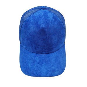 Sombrero de camionero de estilo a rayas con parche bordado personalizado año 2026 gorra de malla de gamuza personalizada tela de lona para uso en exteriores y playa - Product Image 1