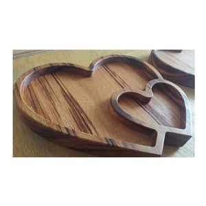 Plateau de service en bois fini à la main, avec une structure robuste, un aspect élégant et une utilisation polyvalente pour les réceptions et les repas. - Product Image 2