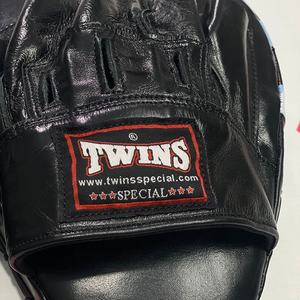 Guantes de Boxeo Curvos de Cuero Vacuno Genuino Personalizados OEM, Equipo de Entrenamiento Profesional de Kickboxing OEM ODM, Guantes de Golpeo - Product Image 4