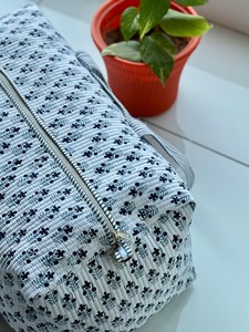 Bolsa de lona acolchada de algodón hecha a mano con estampado tradicional en bloques, elegante, ligera, duradera e ideal para viajes de fin de semana. - Product Image 2