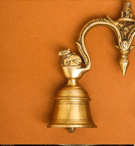 Campana de latón ornamentada con pintura esmaltada, fondo púrpura vibrante, diseño detallado de gallo, cadena para colgar incluida. Venta al por mayor. - Product Image 4