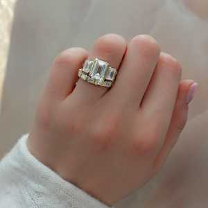 Bague de fiançailles moderne en or massif 10K 14K 18K avec trois diamants de laboratoire taille émeraude de 3 carats sertis clos, idéale pour une demande en mariage ou un mariage - Product Image 4