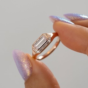 Bague de fiançailles de luxe en platine avec halo de diamants de laboratoire taille émeraude, sertie clos, style signet, certifiée IGI, pour anniversaire - Product Image 1