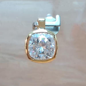 Colgante de Moissanita con Corte Ovalado de Este a Oeste, con Engaste de Bisel en Plata de Ley 925, Regalo Minimalista para Hombre - Product Image 4