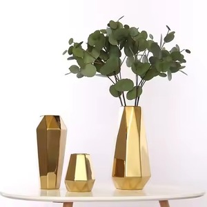 Vase décoratif en métal artistique, présentoir floral de luxe pour la décoration d'événements - Product Image 1
