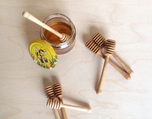 Cuillères à miel en bois d'acacia, design moderne et luxueux, motif nid d'abeille, finition miroir, écologiques, durables, manche long, logo personnalisé - Product Image 3