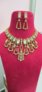 Collier de luxe de qualité supérieure avec de magnifiques boucles d'oreilles, design élégant et raffiné, convient aux tenues ethniques et occidentales, léger. - Product Image 5