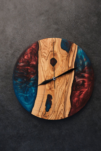 Reloj de Pared Azul Perlado Personalizado Hecho a Mano con Madera de Olivo y Resina Epoxi con Diseño de Ángel - Product Image 2