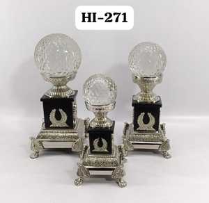 Un conjunto impresionante de 3 soportes decorativos de aluminio de estilo vintage con esferas de cristal facetadas sobre pedestales robustos y ornamentados. - Product Image 1