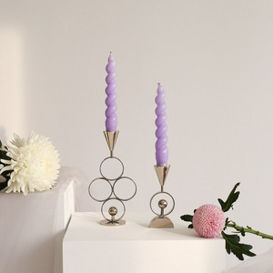 Porte-bougie géométrique moderne en or avec anneaux entrelacés et accent sphérique, pour une décoration intérieure élégante. - Product Image 4