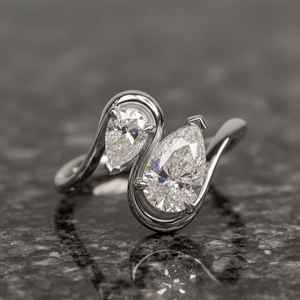 Anillo de compromiso Toi Et Moi de oro de 14 quilates con moissanita de corte pera, regalos de aniversario para esposa, anillo de promesa de dos piedras - Product Image 6