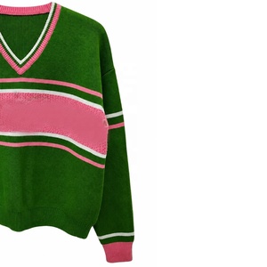 Suéter de punto personalizado para mujer de la hermandad universitaria, suéter con cuello en V a rayas verde y rosa, cárdigan con bloques de color OEM. - Product Image 3