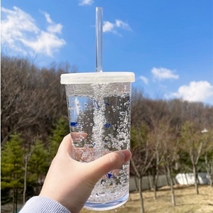 Gobelet isotherme personnalisé en gros de 500 ml en plastique transparent avec paille et couvercle en silicone, réutilisable, design classique pour le bureau - Product Image 2