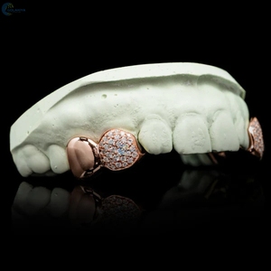 กริลล์ซ์แบบสั่งทำพิเศษสองฟัน ประดับเพชรทรงกลมที่เพาะเลี้ยงในห้องปฏิบัติการ  ฝังเพชรเต็มชิ้น  ทำจากทองคำขาว 10K - Product Image 6