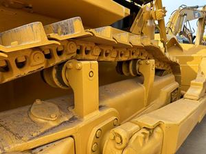 Bulldozer Amarillo con Sistema de Orugas y Cuchilla Hidráulica para Operaciones de Movimiento de Tierras - Product Image 6