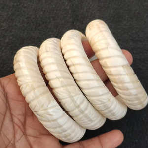 กำไลข้อมือทำมือจากกระดูกธรรมชาติขัดเงา เป็นมิตรกับสิ่งแวดล้อม สไตล์โมเดิร์น แกะสลักอย่างประณีต โดย Perfect Enterprises - Product Image 1