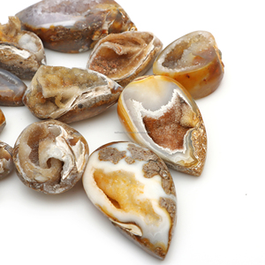 Concha de Caracol Fossilizada Natural Cristalizada, Druzy, Gema Multicolor, Cabujón Brillante, Gema al por Mayor - Product Image 1