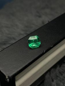 พลอยมรกตสีเขียวธรรมชาติทรงแปดเหลี่ยมสำหรับทำเครื่องประดับ - Product Image 2
