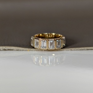 Anillo de banda de oro macizo de 18 quilates con seis diamantes cultivados en laboratorio con corte esmeralda y engaste de bisel, ideal para regalo de compromiso, boda o aniversario. - Product Image 1