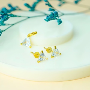 Pendientes de Cristal con Corte Triangular, Chapados en Oro de 10 Quilates, Forma de Pirámide Minimalista, Joyería Unisex para Uso Diario - Product Image 5