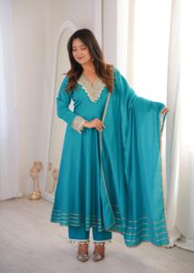 ชุดวังไหมสีฟ้าครามพร้อมเลื่อมและ dupatta - Product Image 2
