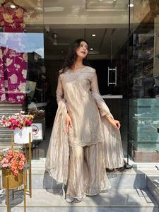 ชุดคุर्ติชาราร่าปักลายสีเบจสำหรับผู้หญิง พร้อมผ้าคลุมไหล่ – ชุดออกงานดีไซเนอร์ผ้าไหมชิโนนประดับเลื่อม - Product Image 4