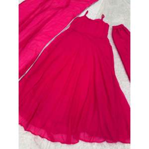 Vestido de Fiesta Hecho a Mano con Corte en A y Tela de Chifón, con Dupatta y Cintura Natural - Product Image 4