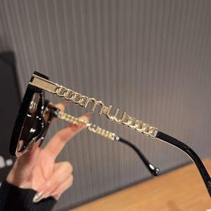 Gafas de Sol Cuadradas de Lujo para Mujer 2024, Marca de Diseñador, Patillas con Cadena Dorada, Gafas Retro de Lujo - Product Image 3