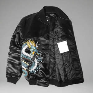 Chaqueta Sukajan elegante y a la moda para hombre, de tela satinada ligera con un moderno patrón bordado. - Product Image 4