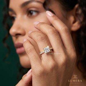 Anillo Solitario de Diamante Cultivado en Laboratorio con Forma de Princesa, con Acentos de Oro Amarillo y Piedras Laterales con Micropavé, Joyería Fina Clásica para Mujer - Product Image 6