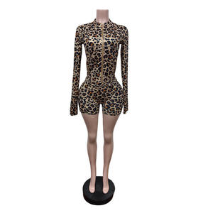Conjunto de 2 piezas personalizado para mujer con estampado de leopardo: Chaqueta con cremallera y pantalones cortos de ciclista, chándal informal de manga larga, ropa deportiva ajustada para estar en casa. - Product Image 3