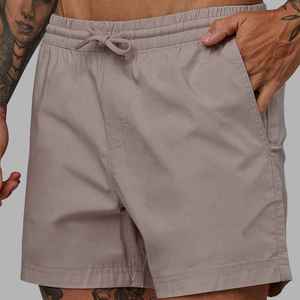 Shorts en polyester tissé gris uni personnalisés pour hommes, séchage rapide, taille mi-haute, cordon de serrage, style décontracté avec poches, vente en gros OEM - Product Image 1